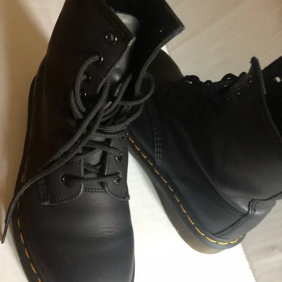 Women’s pre-loved - Dr. Martens - 1460 Greasy Leather lace-up boots. Size 6 - Picture 12 of 16